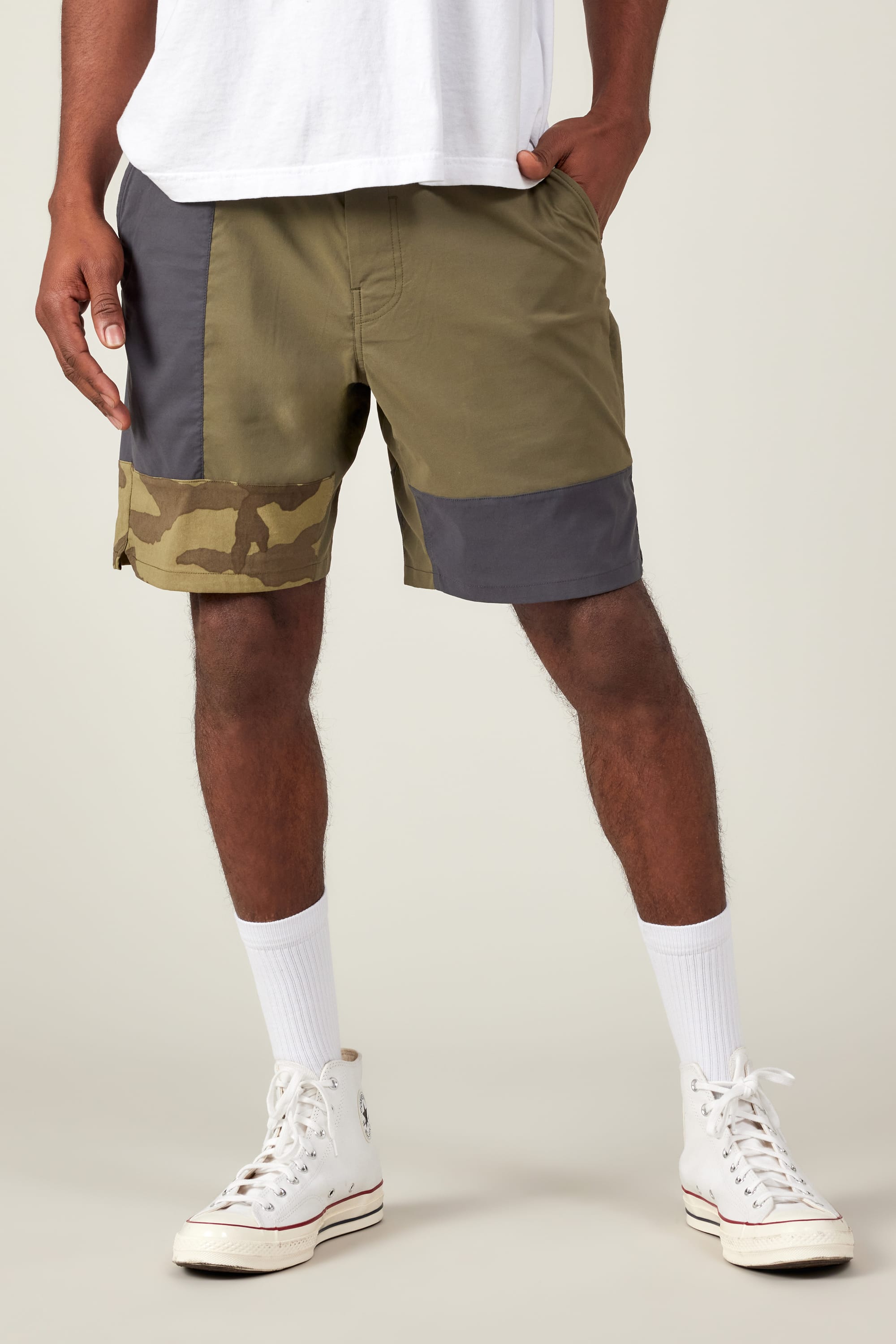 NWT 686 authentic Men's Traveler Featherlight Cargo Short size M