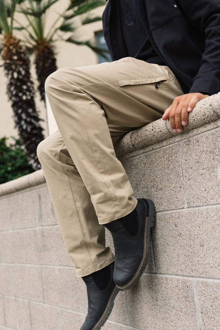 686 Men's Everywhere® Standard Pant - Relaxed Fit — KHAKI (vista 2)