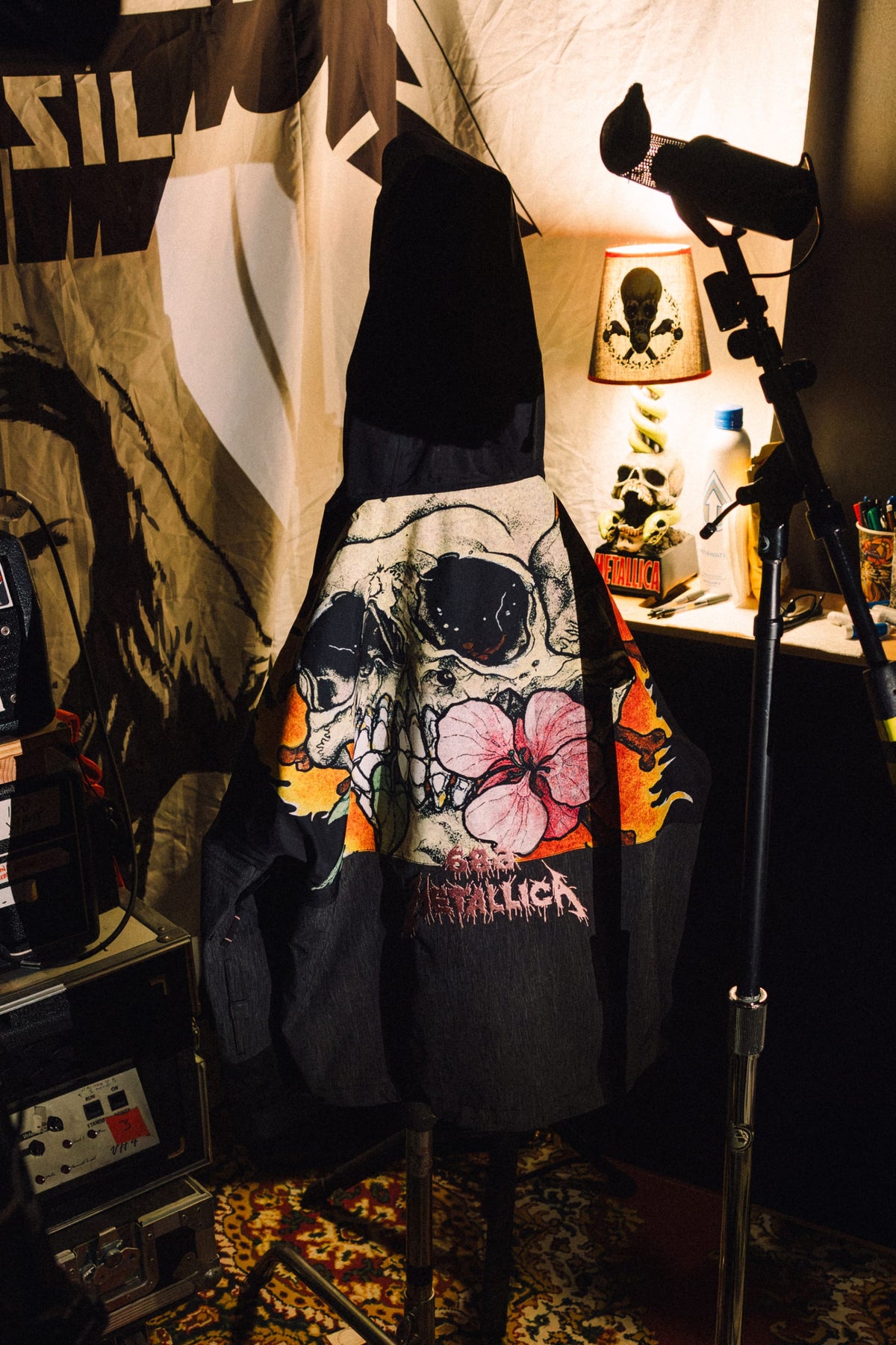 Back view of a 686 Women’s Metallica Burning Skull Insulated Jacket featuring a large graphic of a skull with flames and a pink hibiscus flower.